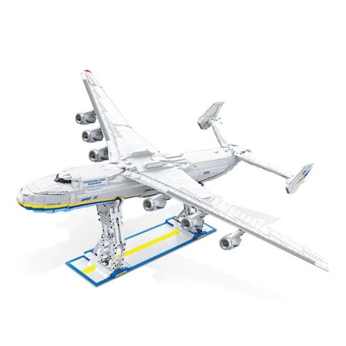 Gigantyczny samolot z klocków Antonow An-225 Mrija na podstawce ekspozycyjnej