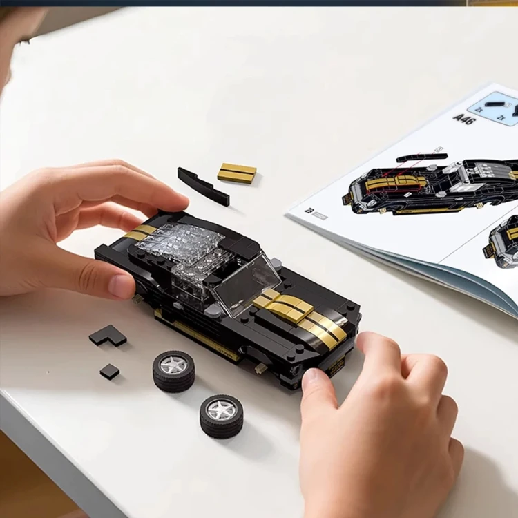 Składanie czarno-złotego samochodu Ford Mustang z klocków z instrukcją papierową