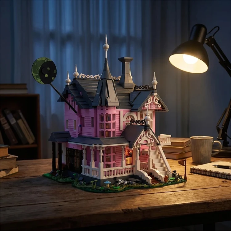 Różowy pałac z klocków Pink Castle wyeksponowany na drewnianym biurku