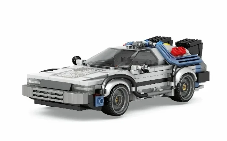 Model auta DeLorean z klocków z kondensatorem strumienia i reaktorem