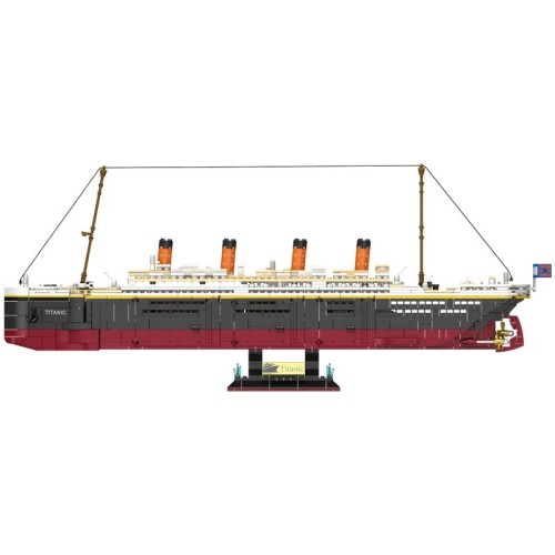 Kolekcjonerski model statku Titanic z klocków na czarnej podstawce ekspozycyjnej widok z boku