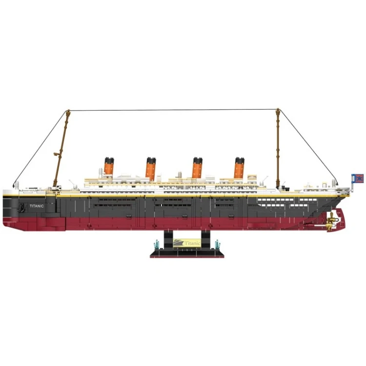 Kolekcjonerski model statku Titanic z klocków na czarnej podstawce ekspozycyjnej widok z boku