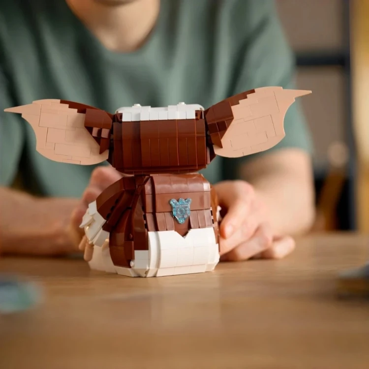 Klocki Gizmo Gremlin widok od tyłu z rozłożonymi uszami na drewnianym stole