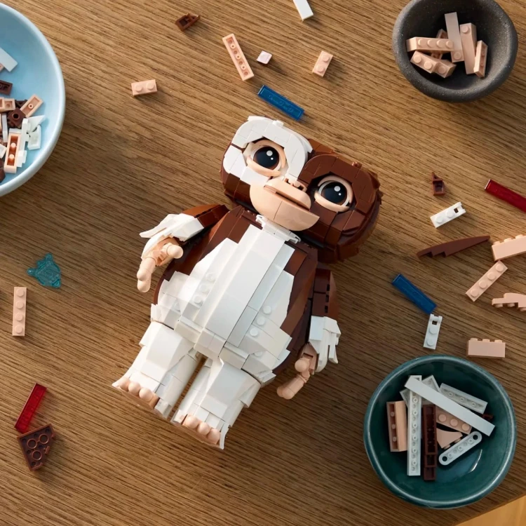 Figurka Gizmo składana z klocków z bliska leżąca wśród rozrzuconych elementów