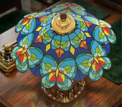 Witrażowy klosz lampki nocnej z klocków z wzorem kolorowych motyli widok od góry